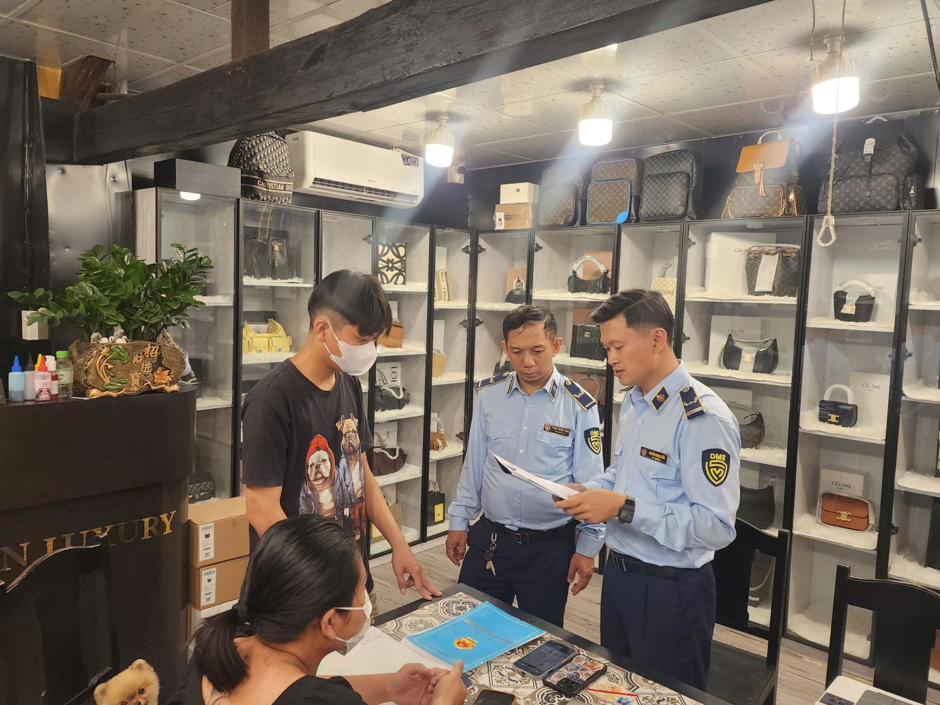 Đà Nẵng: Xử phạt hơn 150 triệu đồng, buộc tiêu hủy gần 200 túi xách giả mạo nhãn hiệu