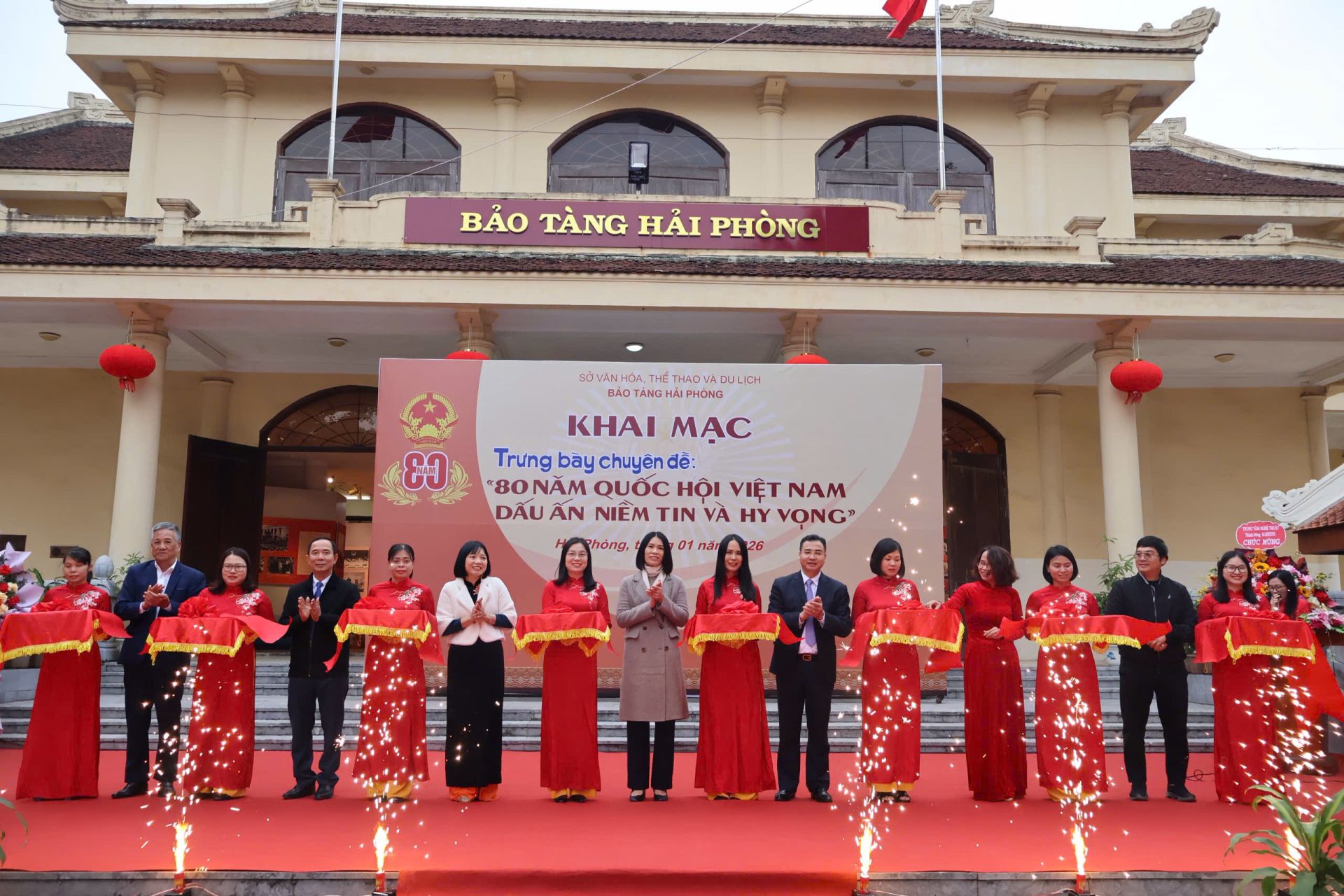 Đại biểu cắt băng khai mạc trưng bày. Đại biểu cắt băng khai mạc trưng bày.