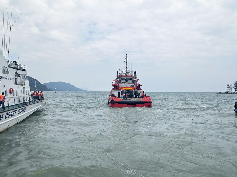 Tàu CSB 9003 rời cảng lên đường thực hiện nhiệm vụ trực SSCĐ dịp Tết Nguyên đán Bính Ngọ Tàu CSB 9003 rời cảng lên đường thực hiện nhiệm vụ trực SSCĐ dịp Tết Nguyên đán Bính Ngọ