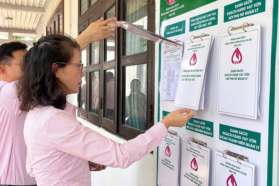 Bà Nguyễn Thị Ngọc Thu, Giám đốc Chi nhánh NHCSXH tỉnh Lâm Đồng kiểm tra tại Phòng Giao dịch Hàm Tân. Bà Nguyễn Thị Ngọc Thu, Giám đốc Chi nhánh NHCSXH tỉnh Lâm Đồng kiểm tra tại Phòng Giao dịch Hàm Tân.