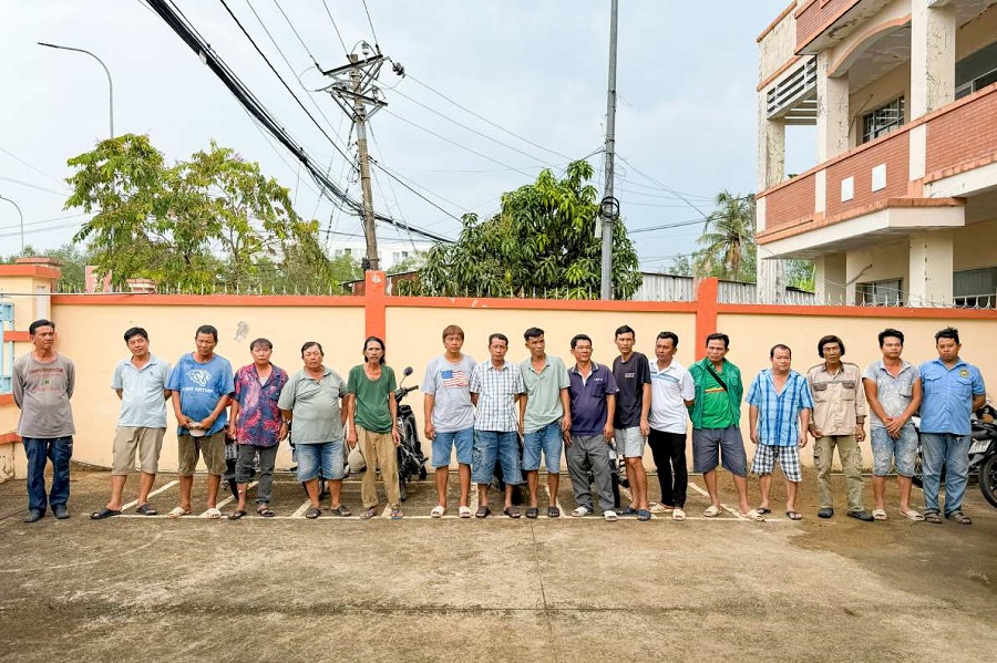 Các đối tượng đá gà qua mạng bị bắt tại quán cà phê ở Cần Thơ. Các đối tượng đá gà qua mạng bị bắt tại quán cà phê ở Cần Thơ.