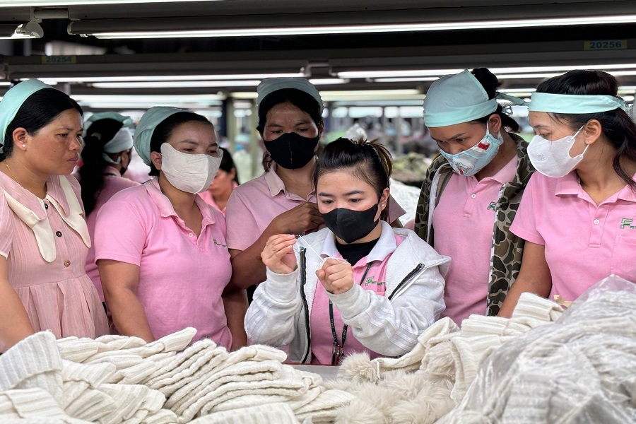 Doanh nghiệp may mặc hướng dẫn công nhân về kỹ thuật may. Ảnh Diệp Quỳnh Doanh nghiệp may mặc hướng dẫn công nhân về kỹ thuật may. Ảnh Diệp Quỳnh