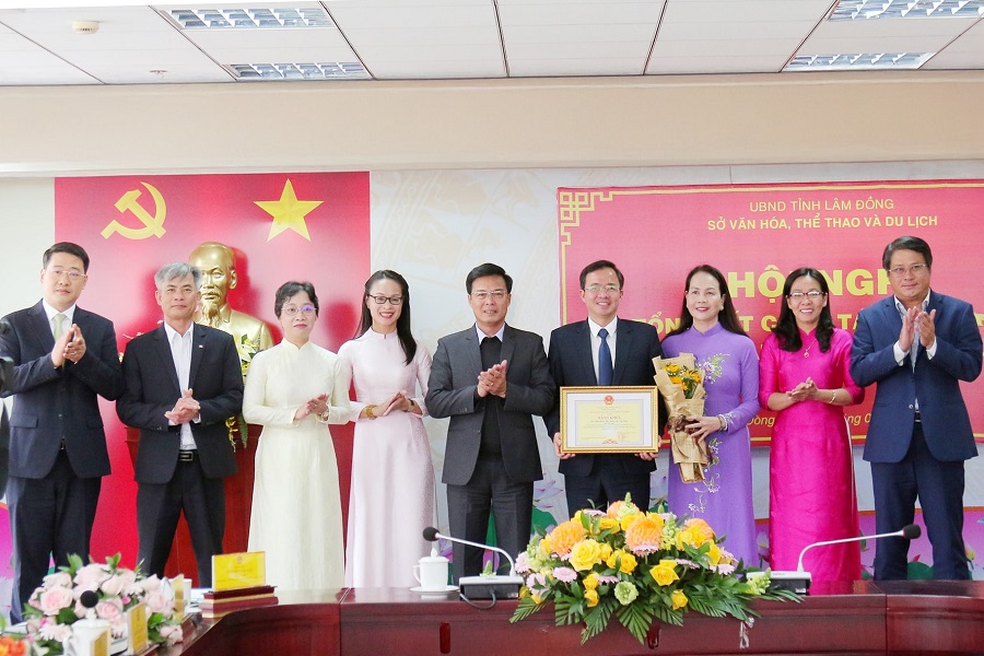 Đồng chí Đinh Văn Tuấn trao tăng Bằng khen của UBND tỉnh cho Sở Văn hóa, Thể thao và Du lịch Lâm Đồng Đồng chí Đinh Văn Tuấn trao tăng Bằng khen của UBND tỉnh cho Sở Văn hóa, Thể thao và Du lịch Lâm Đồng