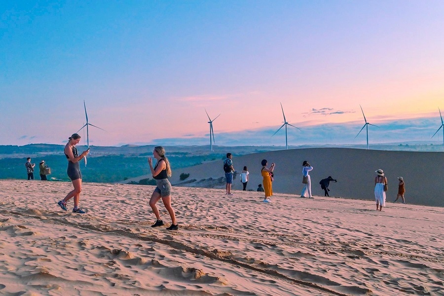 Du khách leo đồi Đồi cát trắng thắng cảnh được ví như “tiểu sa mạc Sahara” xã Hòa Thắng Du khách leo đồi Đồi cát trắng thắng cảnh được ví như “tiểu sa mạc Sahara” xã Hòa Thắng