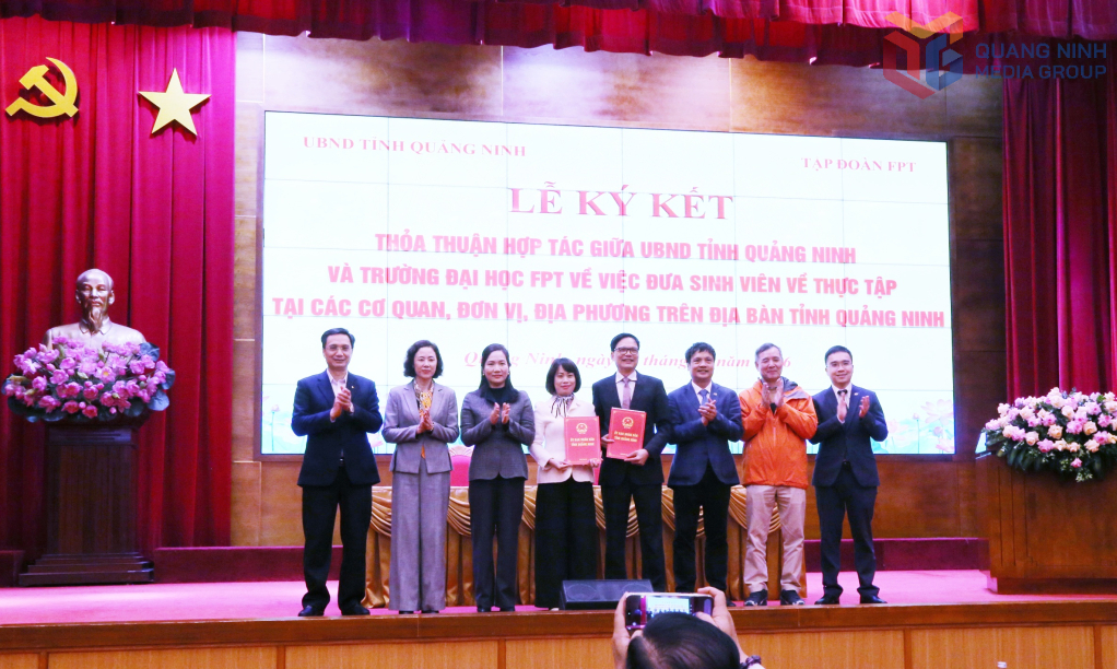 Đại diện Sở Nội vụ Quảng Ninh và Trường Đại học FPT bàn giao biên bản phối hợp triển khai chương trình đưa sinh viên Trường Đại học FPT tham gia thực tập tại tỉnh Quảng Ninh Đại diện Sở Nội vụ Quảng Ninh và Trường Đại học FPT bàn giao biên bản phối hợp triển khai chương trình đưa sinh viên Trường Đại học FPT tham gia thực tập tại tỉnh Quảng Ninh