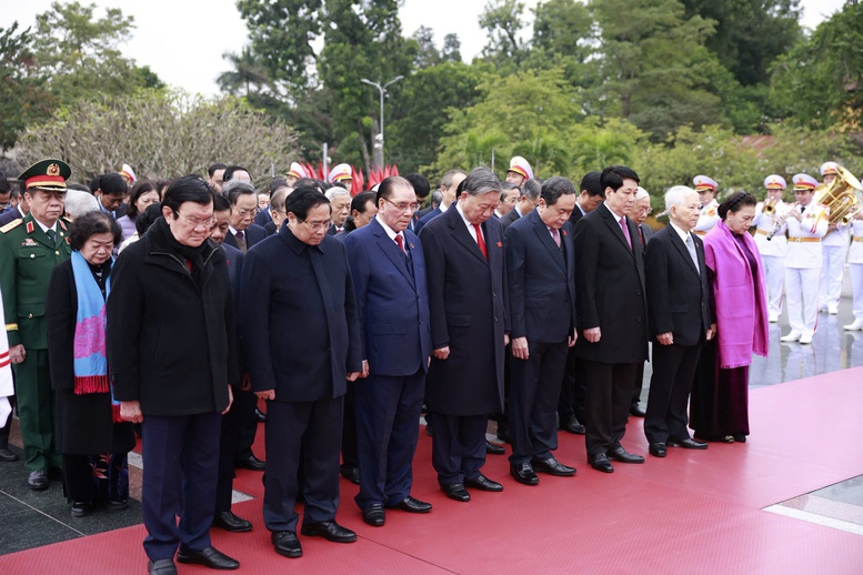 Đo&agrave;n đại biểu l&atilde;nh đạo Đảng, Nh&agrave; nước v&agrave; đại diện c&aacute;c thế hệ đại biểu Quốc hội c&aacute;c nhiệm kỳ đặt v&ograve;ng hoa, tưởng nhớ c&aacute;c anh h&ugrave;ng liệt sĩ tại Đ&agrave;i tưởng niệm c&aacute;c Anh h&ugrave;ng liệt sĩ tại đường Bắc Sơn - Ảnh: VGP/Nhật Bắc