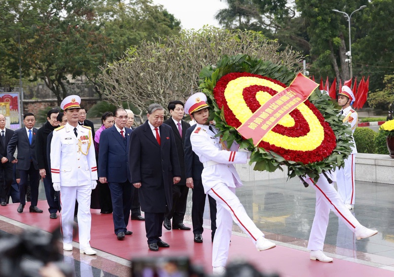 Đo&agrave;n đại biểu l&atilde;nh đạo Đảng, Nh&agrave; nước v&agrave; đại diện c&aacute;c thế hệ đại biểu Quốc hội c&aacute;c nhiệm kỳ đặt v&ograve;ng hoa, tưởng nhớ c&aacute;c anh h&ugrave;ng liệt sĩ tại Đ&agrave;i tưởng niệm c&aacute;c Anh h&ugrave;ng liệt sĩ tại đường Bắc Sơn - Ảnh: VGP/Nhật Bắc