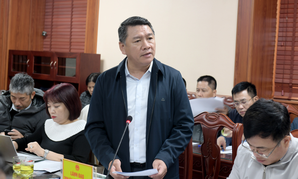 Đại diện Trung t&acirc;m Ph&aacute;t triển quỹ đất tỉnh b&aacute;o c&aacute;o tiến độ giải ph&oacute;ng mặt bằng.