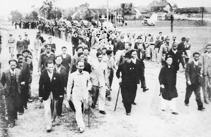 Nh&acirc;n d&acirc;n H&agrave; Nội đ&oacute;n mừng Chủ tịch Hồ Ch&iacute; Minh v&agrave; c&aacute;c vị được giới thiệu ứng cử Đại biểu Quốc hội. H&agrave; Nội, ng&agrave;y 5/1/1946. (Nguồn: Bảo t&agrave;ng Hồ Ch&iacute; Minh)