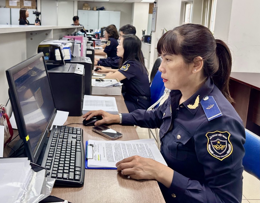 Hoạt động nghiệp vụ của c&ocirc;ng chức Cục Hải quan (Bộ T&agrave;i ch&iacute;nh). Ảnh: TH
