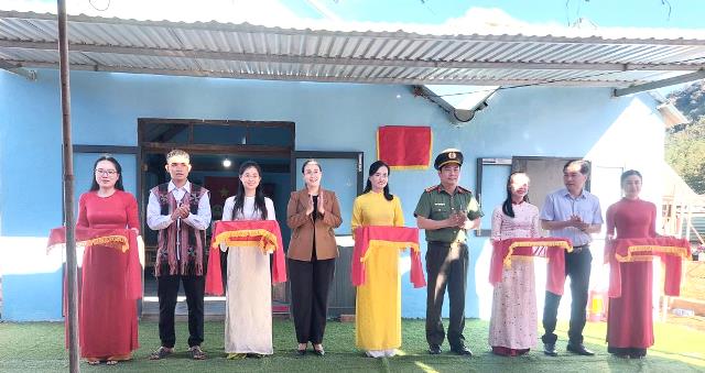 Ph&oacute; Chủ tịch UBND TP. Đ&agrave; Nẵng b&agrave; Nguyễn Thị Anh Thi tại Lễ Kh&aacute;nh th&agrave;nh v&agrave; b&agrave;n giao nh&agrave; &ldquo;Chiến dịch Quang Trung&rdquo; tại th&ocirc;n A tếếp, x&atilde; A Vương.