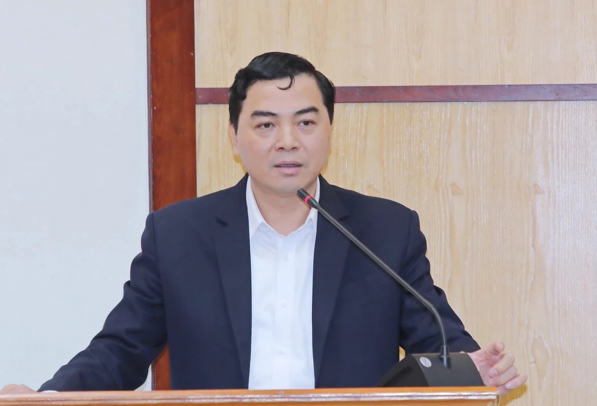 Chủ tịch UBND tỉnh Nguyễn Ho&agrave;i Anh ph&aacute;t biểu kết luận v&agrave; ph&aacute;t động thi đua năm 2026.