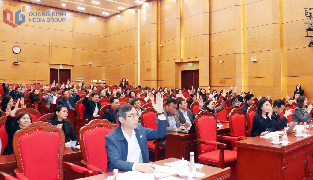 100% cử tri tham gia hội nghị đ&atilde; biểu quyết nhất tr&iacute; với danh s&aacute;ch những người được dự kiến giới thiệu ứng cử Đại biểu HĐND tỉnh Quảng Ninh kho&aacute; XV, nhiệm kỳ 2026 - 2031.