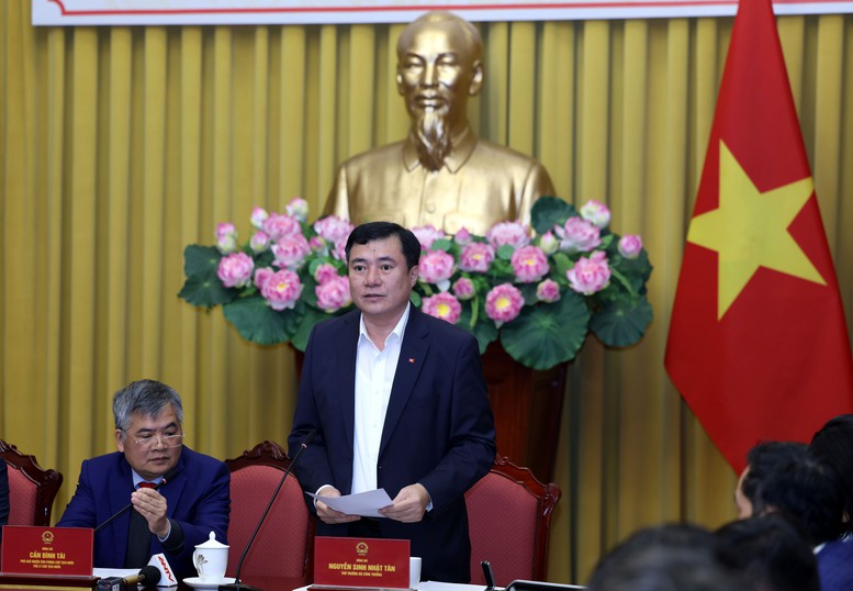 Thứ trưởng Bộ Công Thương Nguyễn Sinh Nhật Tân giới thiệu về nội dung chủ yếu của Luật Thương mại điện tử - Ảnh VGP/Đức Tuân Thứ trưởng Bộ Công Thương Nguyễn Sinh Nhật Tân giới thiệu về nội dung chủ yếu của Luật Thương mại điện tử - Ảnh VGP/Đức Tuân