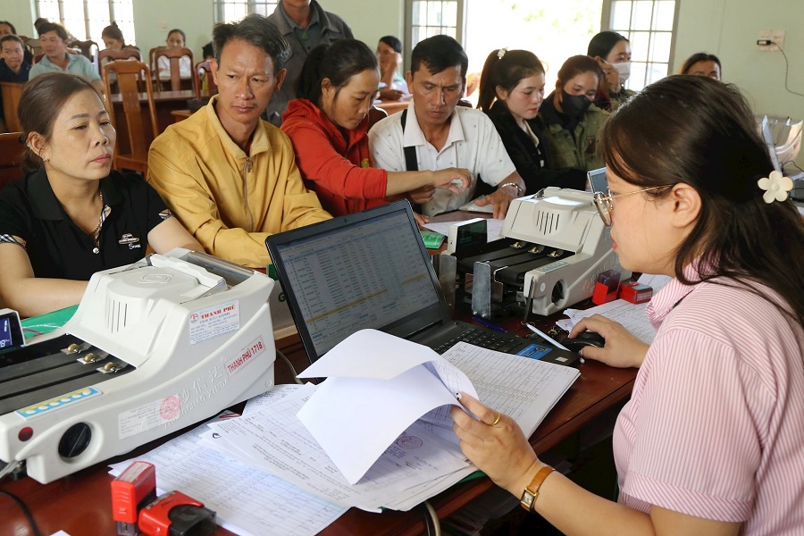Phòng Giao dịch NHCSXH Đắk Mil giao dịch với người dân tại địa bàn Phòng Giao dịch NHCSXH Đắk Mil giao dịch với người dân tại địa bàn