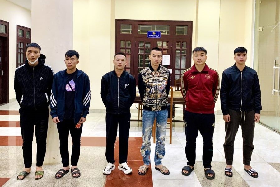 Đối tượng cầm đầu Nguyễn Văn Tuấn (thứ 4 từ tr&aacute;i sang) c&ugrave;ng c&aacute;c đối tượng trong đường d&acirc;y tại cơ quan C&ocirc;ng an.