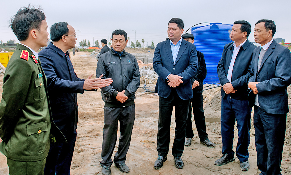C&aacute;c đồng ch&iacute;: Nguyễn Hồng Th&aacute;i, Phạm Văn Thịnh kiểm tra hiện trường triển khai dự &aacute;n.