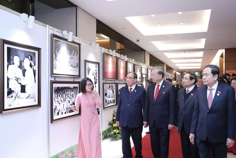 Tổng B&iacute; thư T&ocirc; L&acirc;m c&ugrave;ng c&aacute;c đồng ch&iacute; l&atilde;nh đạo, nguy&ecirc;n l&atilde;nh đạo Đảng, Nh&agrave; nước xem trưng b&agrave;y ảnh tại Lễ kỷ niệm - Ảnh: VGP/Nhật Bắc