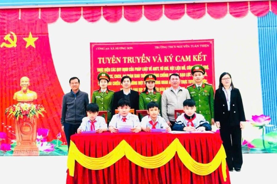 Tổ chức ký cam kết chấp hành nghiêm các quy định của pháp luật Tổ chức ký cam kết chấp hành nghiêm các quy định của pháp luật