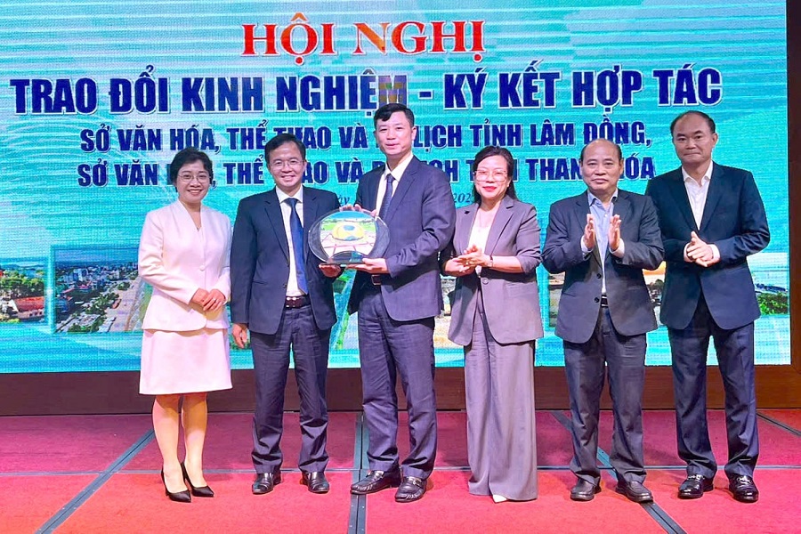 Việc ký kết hợp tác mở ra cơ hội để 2 địa phương Lâm Đồng - Thanh Hóa tăng cường hợp tác, khai thác, phát huy tiềm năng. Việc ký kết hợp tác mở ra cơ hội để 2 địa phương Lâm Đồng - Thanh Hóa tăng cường hợp tác, khai thác, phát huy tiềm năng.