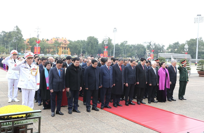 C&aacute;c đồng ch&iacute; L&atilde;nh đạo Đảng, Nh&agrave; nước v&agrave; đại diện c&aacute;c thế hệ đại biểu Quốc hội v&agrave;o Lăng viếng Chủ tịch Hồ Ch&iacute; Minh - Ảnh: VGP/Nhật Bắc