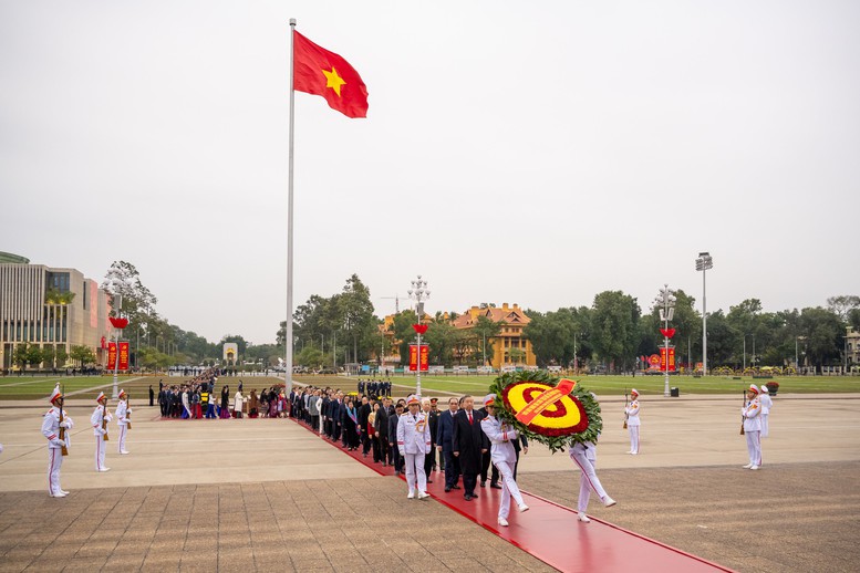 Tổng B&iacute; thư T&ocirc; L&acirc;m dẫn đầu đo&agrave;n đại biểu đặt v&ograve;ng hoa, v&agrave;o Lăng viếng Chủ tịch Hồ Ch&iacute; Minh - Ảnh: Quochoi.vn