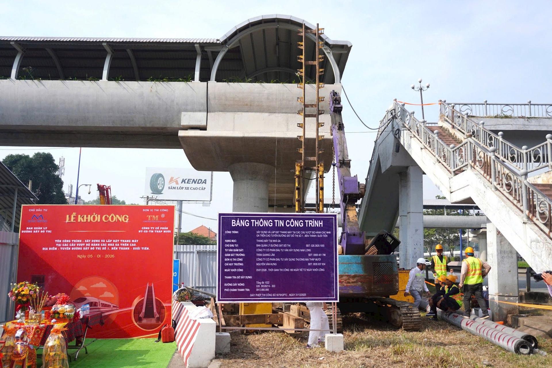 8 thang máy được bố trí tại 7 cầu vượt bộ hành dọc theo tuyến metro số 1 8 thang máy được bố trí tại 7 cầu vượt bộ hành dọc theo tuyến metro số 1