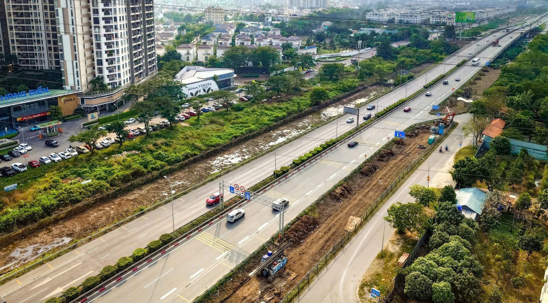 Dự &aacute;n mở rộng cao tốc TP. HCM - Long Th&agrave;nh c&oacute; chiều d&agrave;i gần 22 km, bắt đầu từ n&uacute;t giao V&agrave;nh đai 2 (TP. HCM) đến n&uacute;t giao cao tốc Bi&ecirc;n H&ograve;a - Vũng T&agrave;u (Đồng Nai).