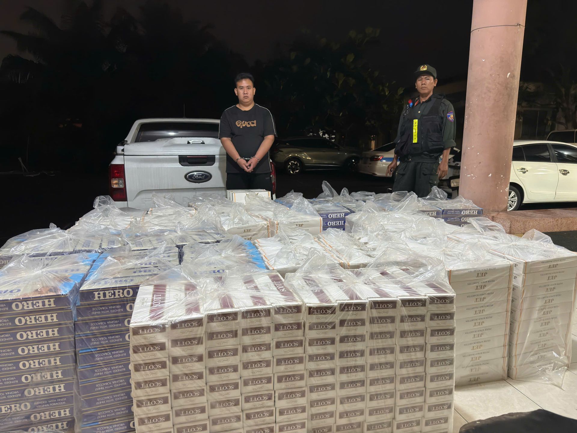 Bắt quả tang đối tượng vận chuyển 15.000 bao thuốc lá lậu trên cao tốc Trung Lương - Mỹ Thuận