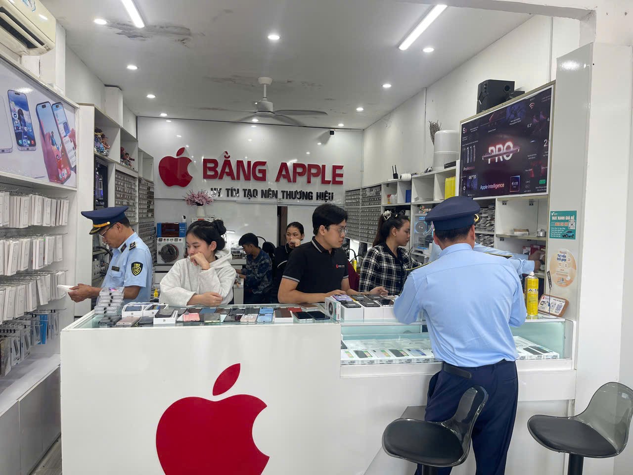 Quảng Trị: Tạm giữ lô điện thoại iPhone không rõ nguồn gốc trị giá hơn 1 tỷ đồng