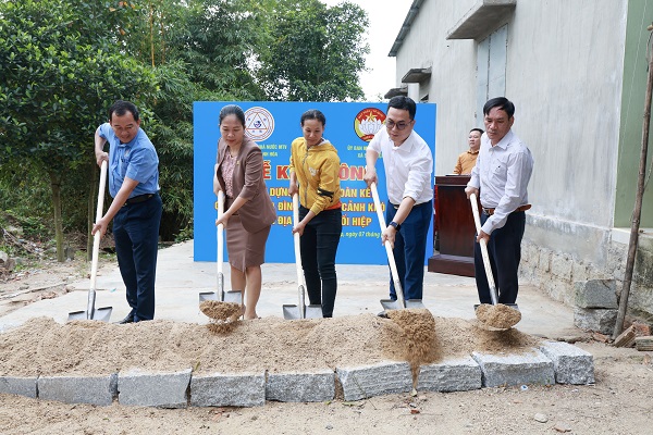 Đại diện Công ty Yến sào Khánh Hòa, UBMTTQVN xã Suối Hiệp, hộ dân tham gia nghi thức động thổ Đại diện Công ty Yến sào Khánh Hòa, UBMTTQVN xã Suối Hiệp, hộ dân tham gia nghi thức động thổ