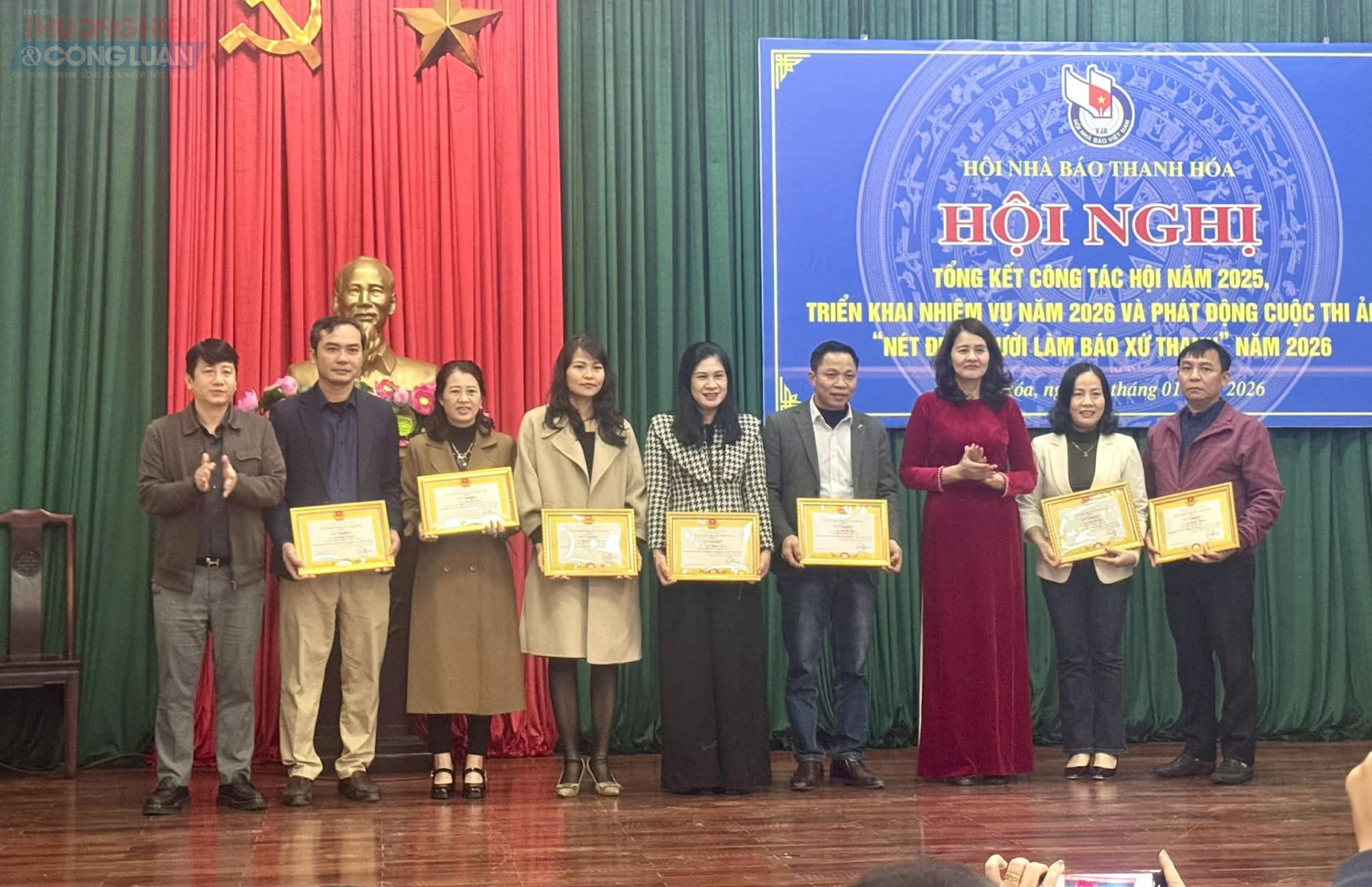 Thường trực Hội Nh&agrave; b&aacute;o Thanh H&oacute;a trao giấy khen cho c&aacute;c c&aacute; nh&acirc;n đạt th&agrave;nh t&iacute;ch xuất sắc trong thực hiện nhiệm vụ năm 2025.