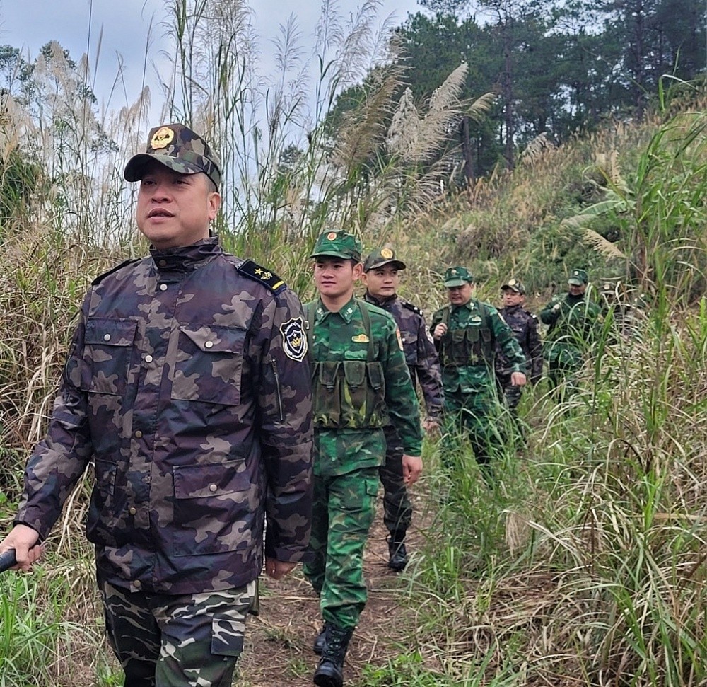 Lực lượng Hải quan - Bi&ecirc;n ph&ograve;ngphối hợp tuần tra tại khu vực Mốc 1231, thuộc cửa khẩu Chi Ma. Ảnh: HN