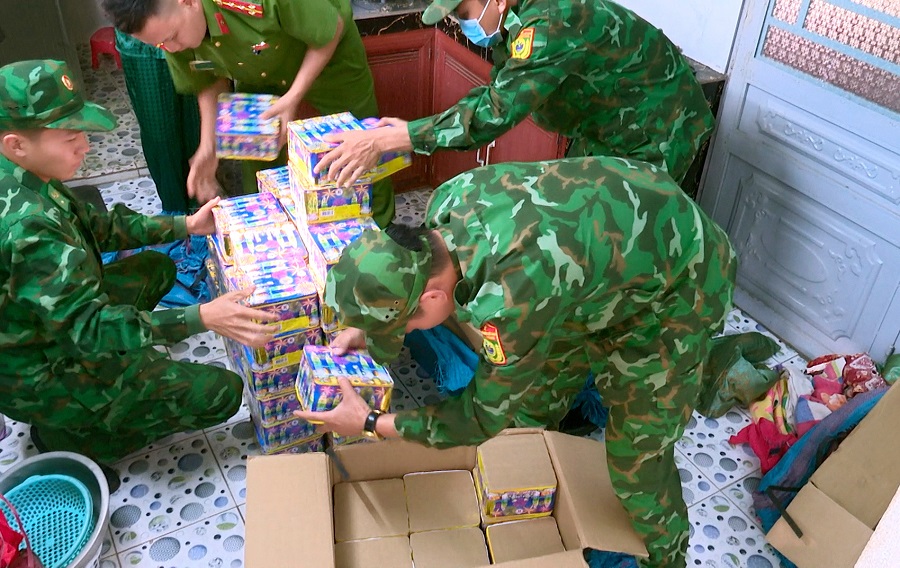 Qua khám xét, lực lượng chức năng phát hiện ở khu vực phòng bếp trong nhà bà Chanh có cất giấu hơn 130 kg pháo hoa nổ các loại Qua khám xét, lực lượng chức năng phát hiện ở khu vực phòng bếp trong nhà bà Chanh có cất giấu hơn 130 kg pháo hoa nổ các loại