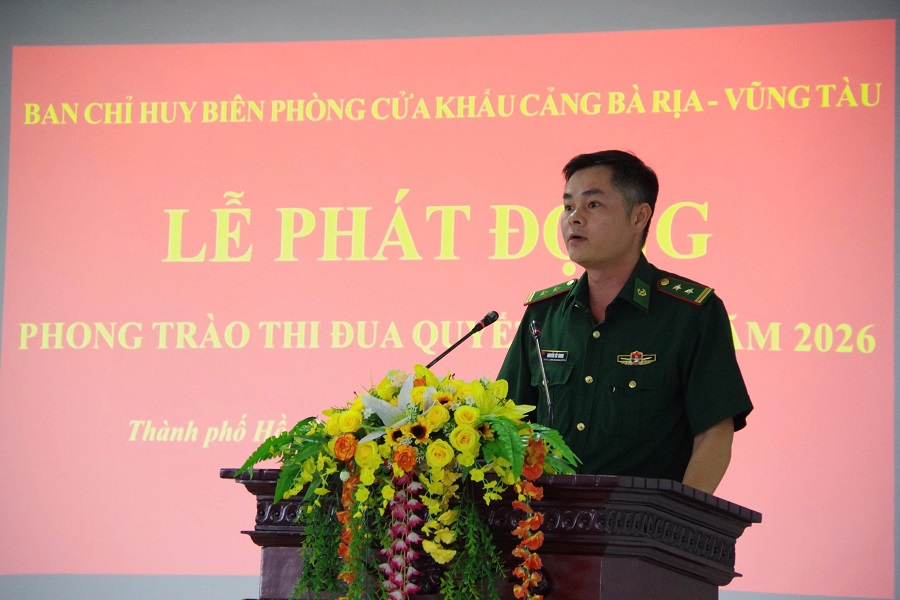 Trung tá Nguy&ecirc;̃n T&acirc;́t Trung, Bí thư Đảng ủy, Chính trị vi&ecirc;n Ban Chỉ huy Bi&ecirc;n ph&ograve;ng Cửa khẩu Cảng B&agrave; Rịa - Vũng T&agrave;u chỉ đạo tại L&ecirc;̃ phát đ&ocirc;̣ng.