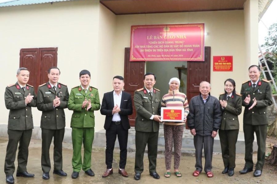 Đại t&aacute; Nguyễn Trung Ki&ecirc;n, Ph&oacute; Gi&aacute;m đốc C&ocirc;ng an tỉnh trao qu&agrave; của Đồng ch&iacute; Bộ trưởng Bộ C&ocirc;ng an cho b&agrave; Nguyễn Thị Lộc