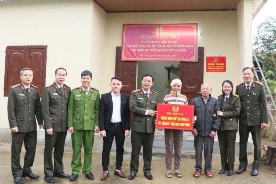 Đại t&aacute; Nguyễn Trung Ki&ecirc;n, Ph&oacute; Gi&aacute;m đốc C&ocirc;ng an tỉnh, c&ugrave;ng l&atilde;nh đạo một ph&ograve;ng chức năng C&ocirc;ng an tỉnh b&agrave;n giao nh&agrave; mới cho b&agrave; Nguyễn Thị Lộc