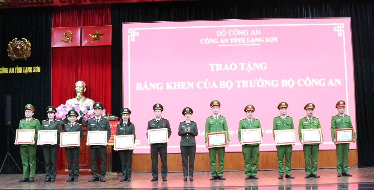 Đại diện Bộ C&ocirc;ng an trao Bằng khen của Bộ trưởng Bộ C&ocirc;ng an cho c&aacute;c tập thể, c&aacute; nh&acirc;n c&oacute; th&agrave;nh t&iacute;ch xuất sắc