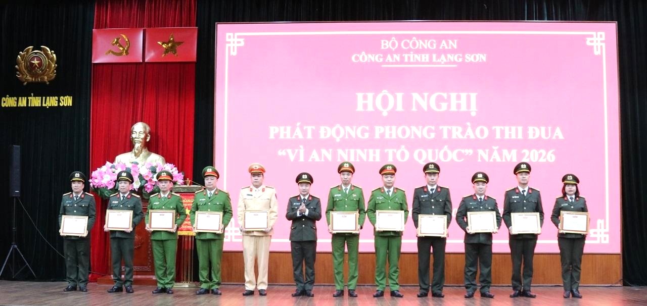 Gi&aacute;m đốc C&ocirc;ng an tỉnh trao danh hiệu &ldquo;Đơn vị quyết thắng&rdquo; cho c&aacute;c tập thể