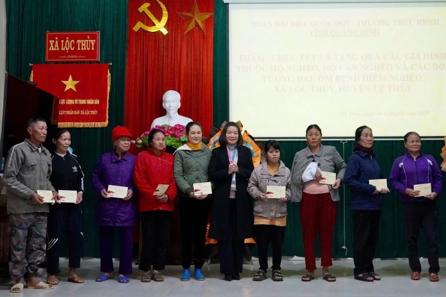 Đo&agrave;n ĐBQH tỉnh Quảng Trị trao qu&agrave; Tết cho hộ ngh&egrave;o ở th&ocirc;n An X&aacute; v&agrave; Tuy Lộc, x&atilde; Lệ Thủy