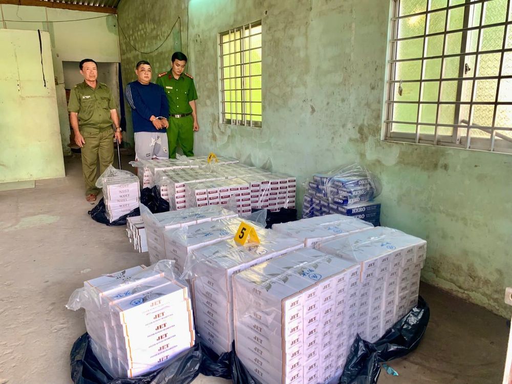Bắt giữ đối tượng tàng trữ gần 10.000 gói thuốc lá lậu tại Vĩnh Long