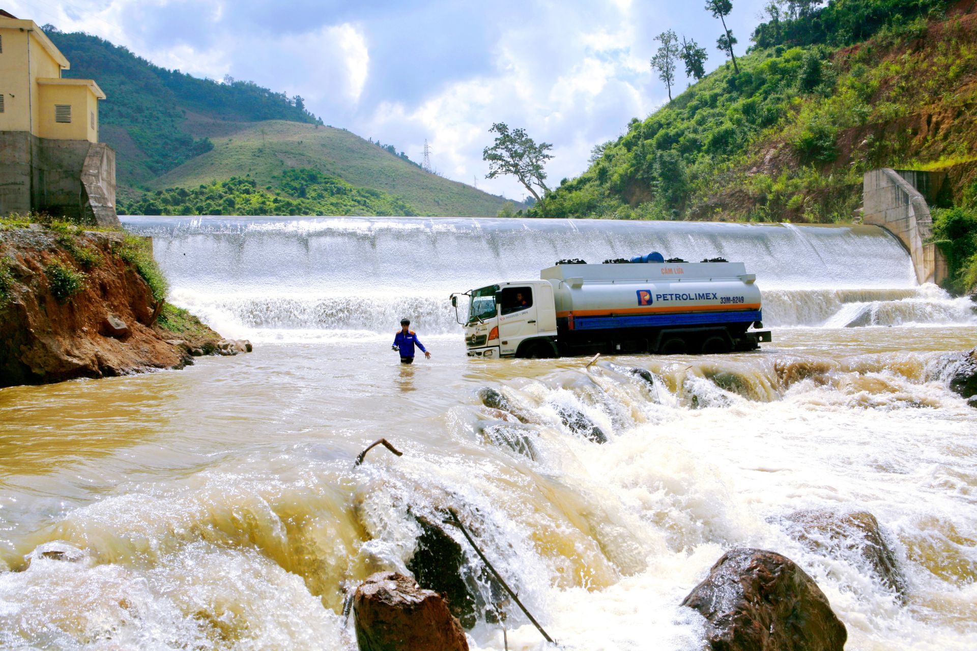 Lội suối, vượt thác, đưa xăng dầu đến xã Sốp Cộp, tỉnh Sơn La