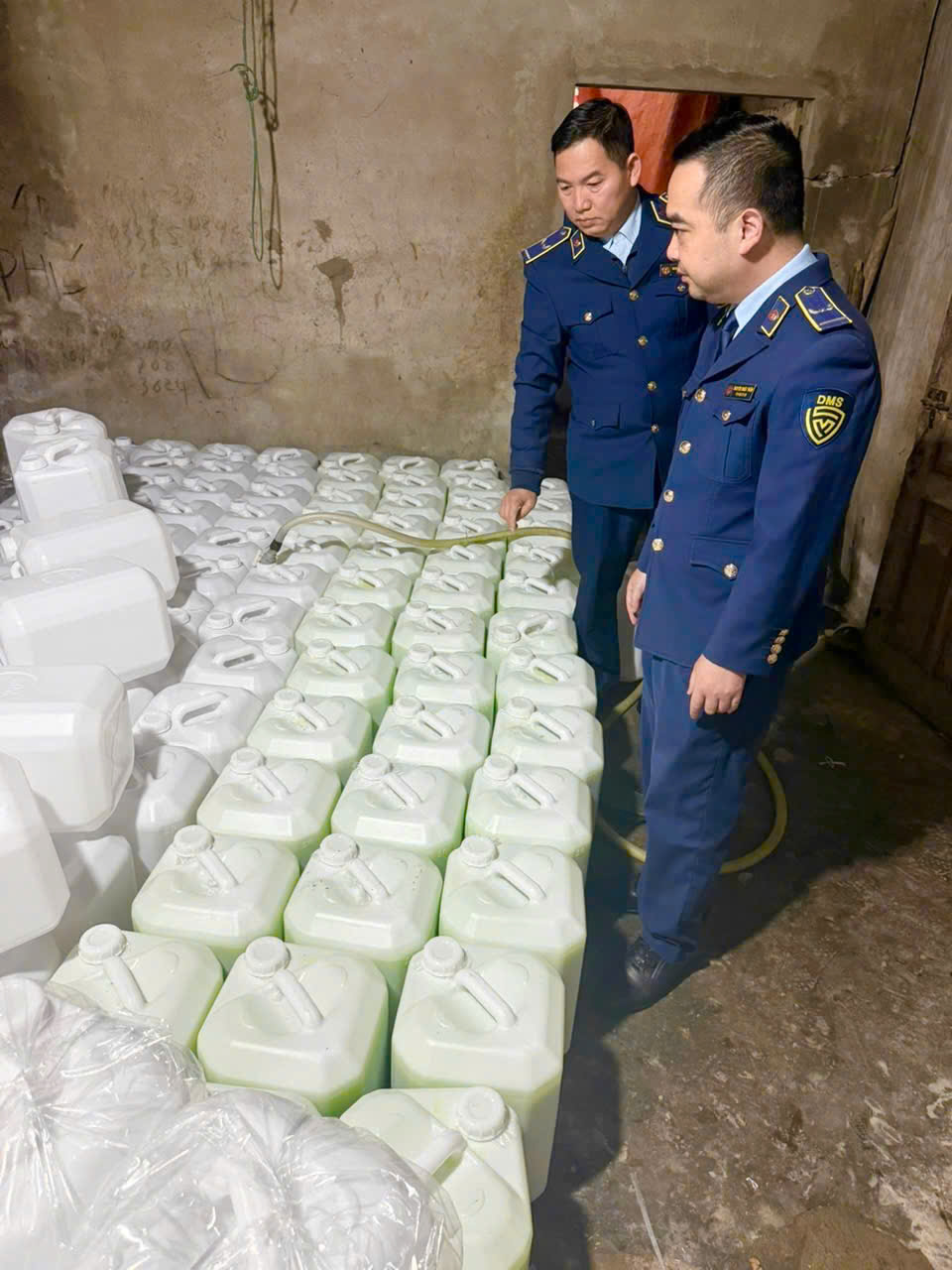 Đội QLTT số 9 - Chi cục QLTT tỉnh L&agrave;o Cai ph&aacute;t hiện 880 l&iacute;t rượu hương cốm kh&ocirc;ng r&otilde; nguồn gốc, kh&ocirc;ng c&oacute; giấy ph&eacute;p kinh doanh v&agrave; h&oacute;a đơn, chứng từ hợp ph&aacute;p