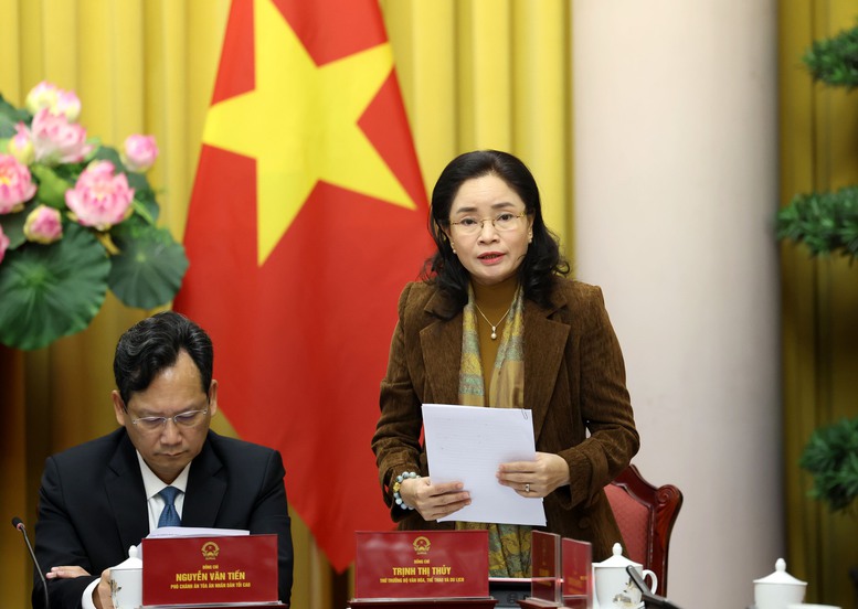 Thứ trưởng Bộ Gi&aacute;o dục v&agrave; Đ&agrave;o tạo Trịnh Thị Thủy giới thiệu nội dung ch&iacute;nh của Luật B&aacute;o ch&iacute; - Ảnh VGP/Đức Tu&acirc;n