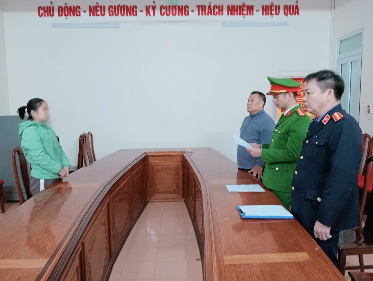 Cất giấu vàng trong áo khoác, tất chân để đi qua cửa khẩu