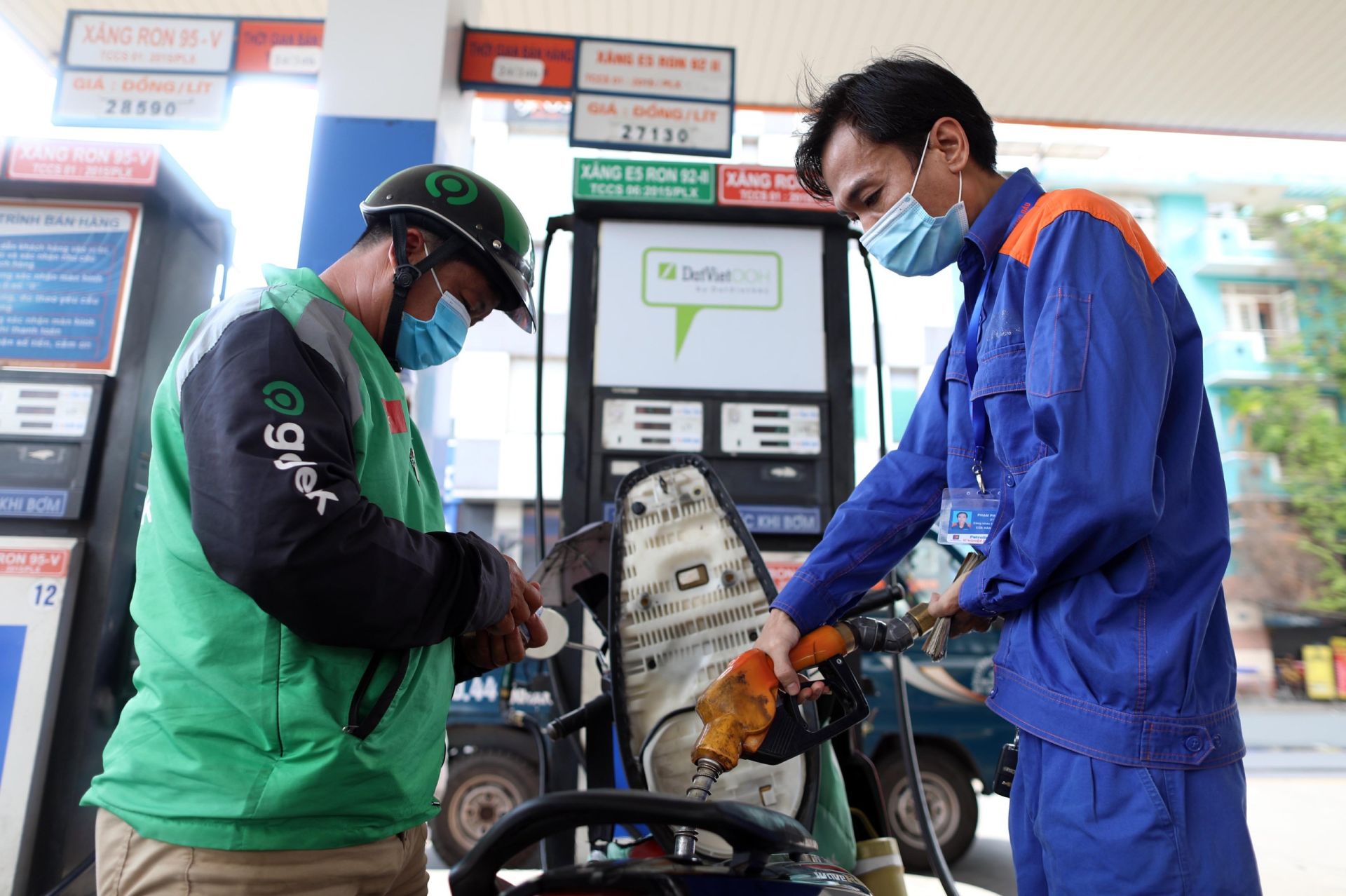 Giá xăng dầu hôm nay 7/1: Đảo chiều giảm