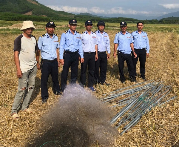 Lực lượng của Công ty Yến sào Khánh Hòa thường xuyên tuần tra, phối hợp với các địa phương triệt phá các tụ điểm bẫy bắt chim Yến. Lực lượng của Công ty Yến sào Khánh Hòa thường xuyên tuần tra, phối hợp với các địa phương triệt phá các tụ điểm bẫy bắt chim Yến.