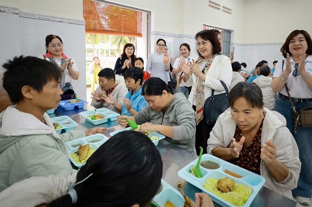 Đo&agrave;n c&ocirc;ng t&aacute;c giao lưu với c&aacute;c trại vi&ecirc;n. Ảnh Thảo Vi