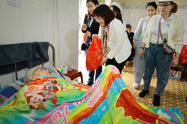 B&agrave; Đồng Thị &Aacute;nh (đứng giữa) thăm v&agrave; trao qu&agrave; tặng người t&acirc;m thần gi&agrave; yếu. Ảnh: Th-Vi