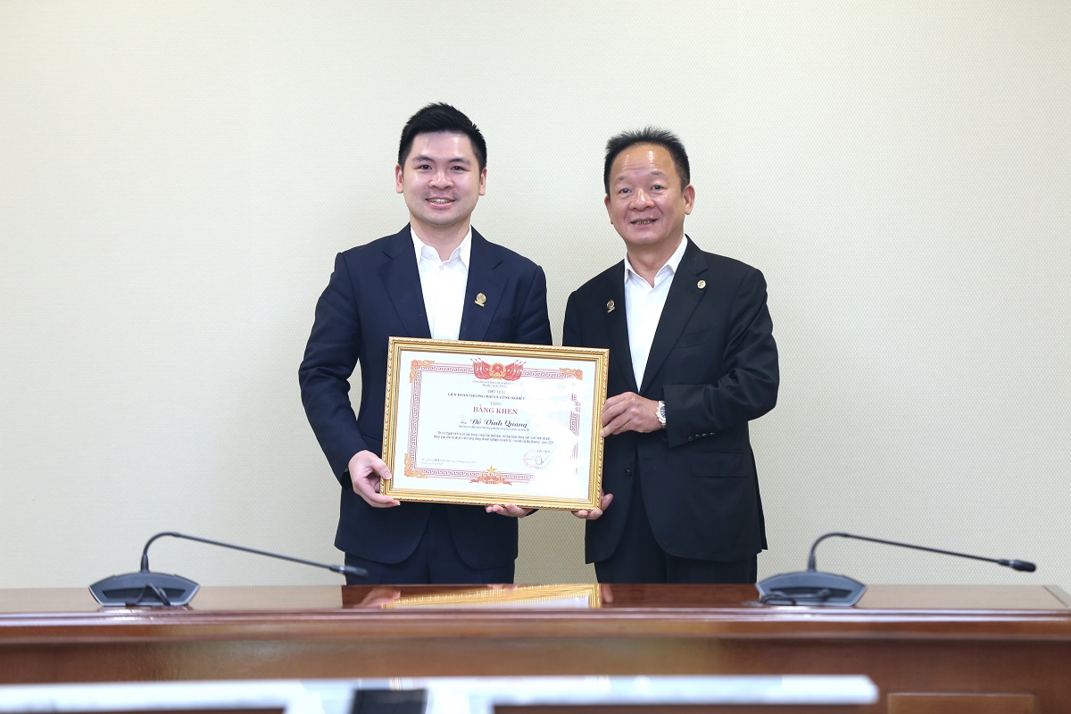 Ph&oacute; Chủ tịch HĐQT Tập đo&agrave;n T&T Group Đỗ Vinh Quang đ&oacute;n nhận Bằng khen của VCCI.
